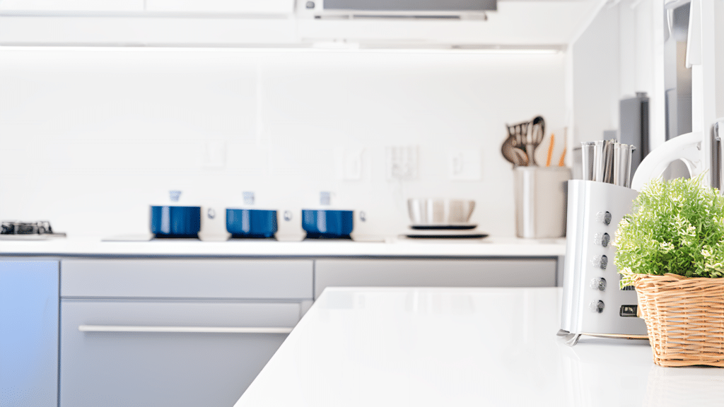 cocina con colores neutros y azules